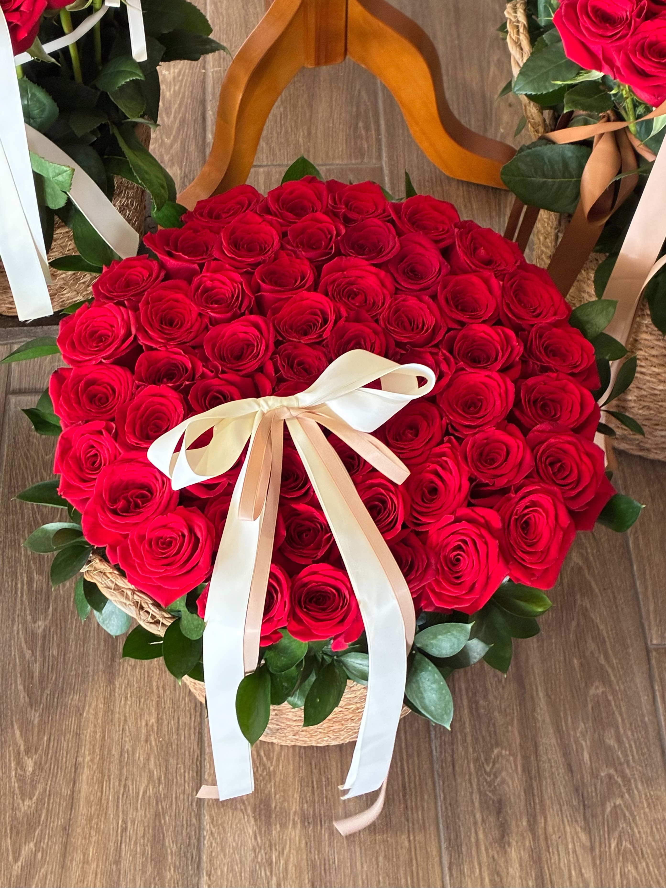 CANASTA DE 52 ROSAS ROJAS