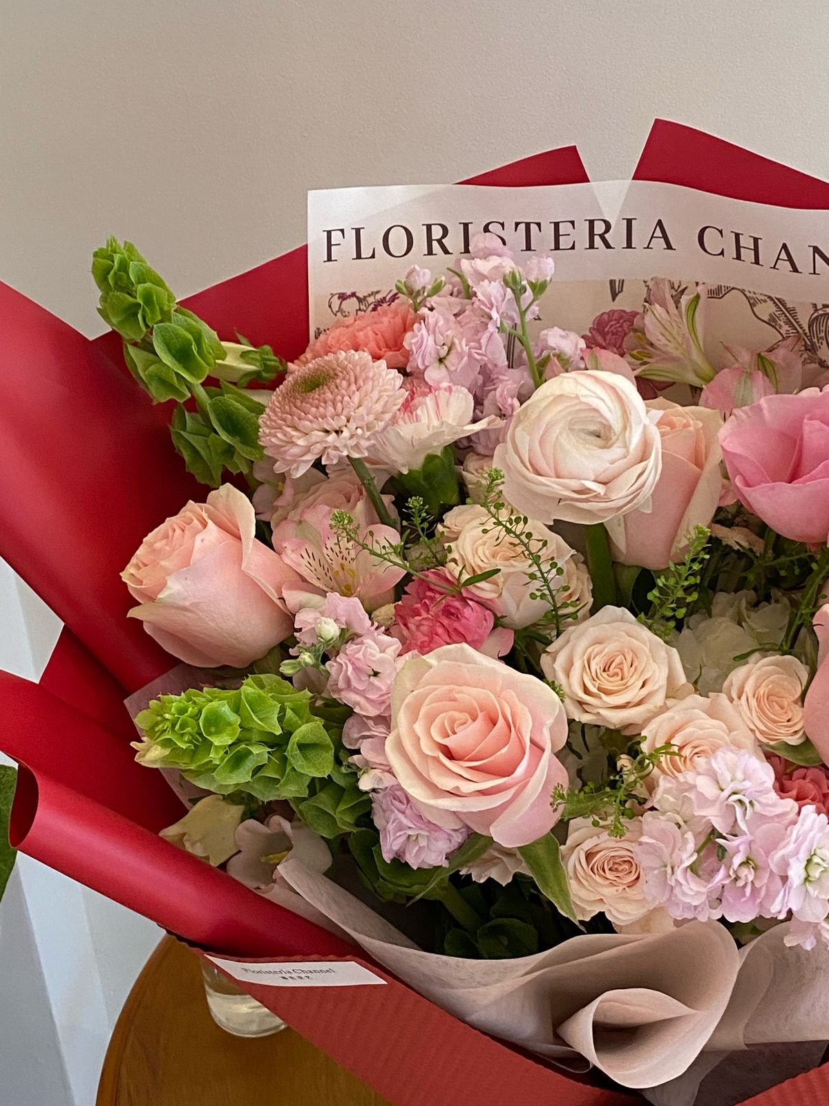 Mix de flores con envoltura roja