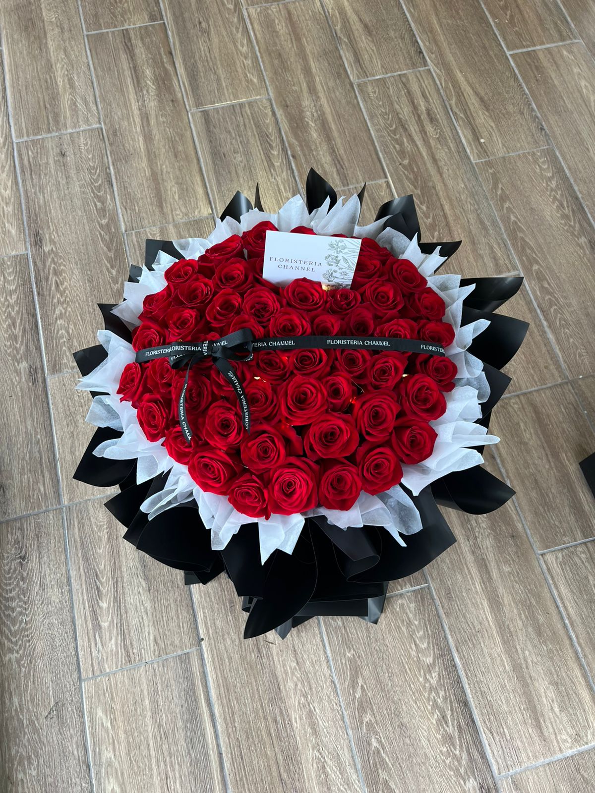 Ramo 99 rosas envoltura negra