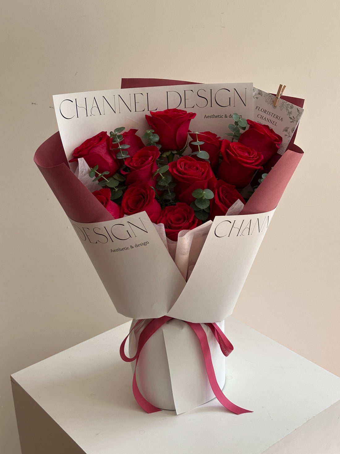 Ramo 12 rosas con eucalipto