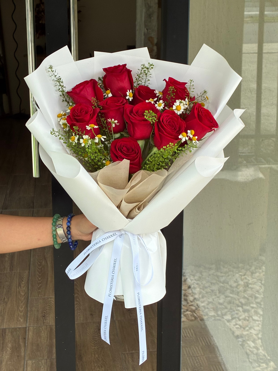 Ramo 11 rosas con matricaria