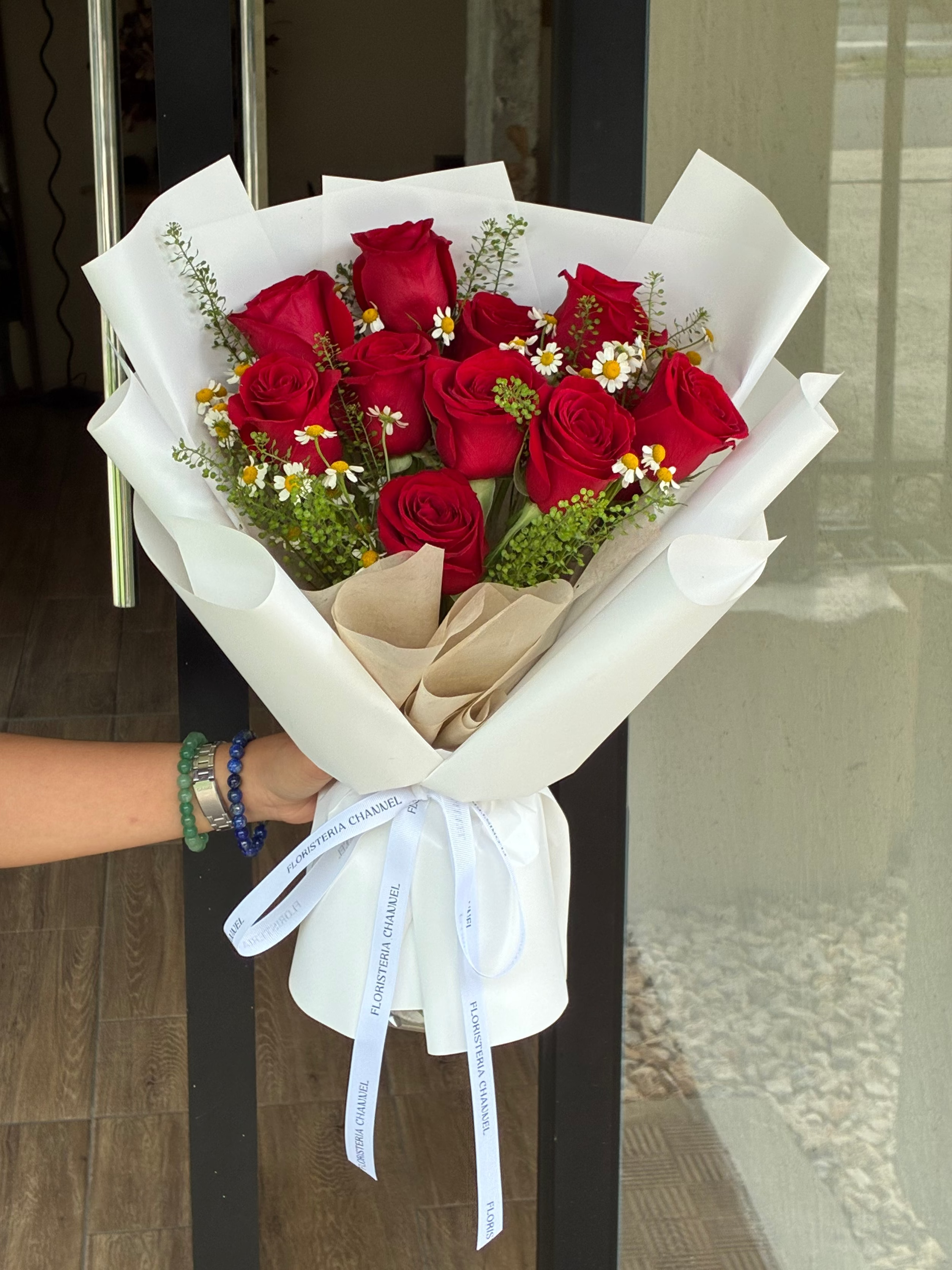 Ramo 11 rosas con matricaria