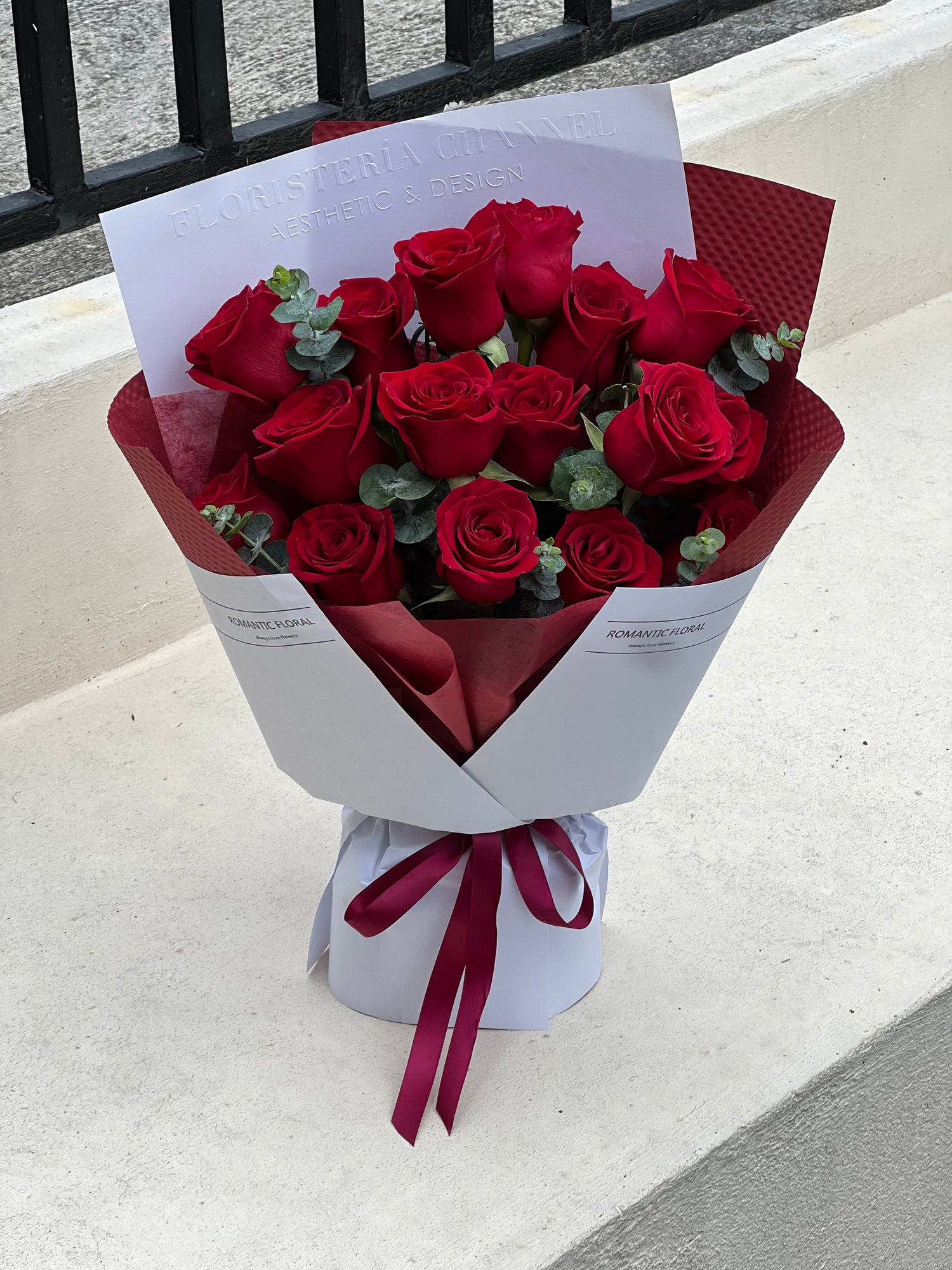 Ramo 15 rosas con eucalipto
