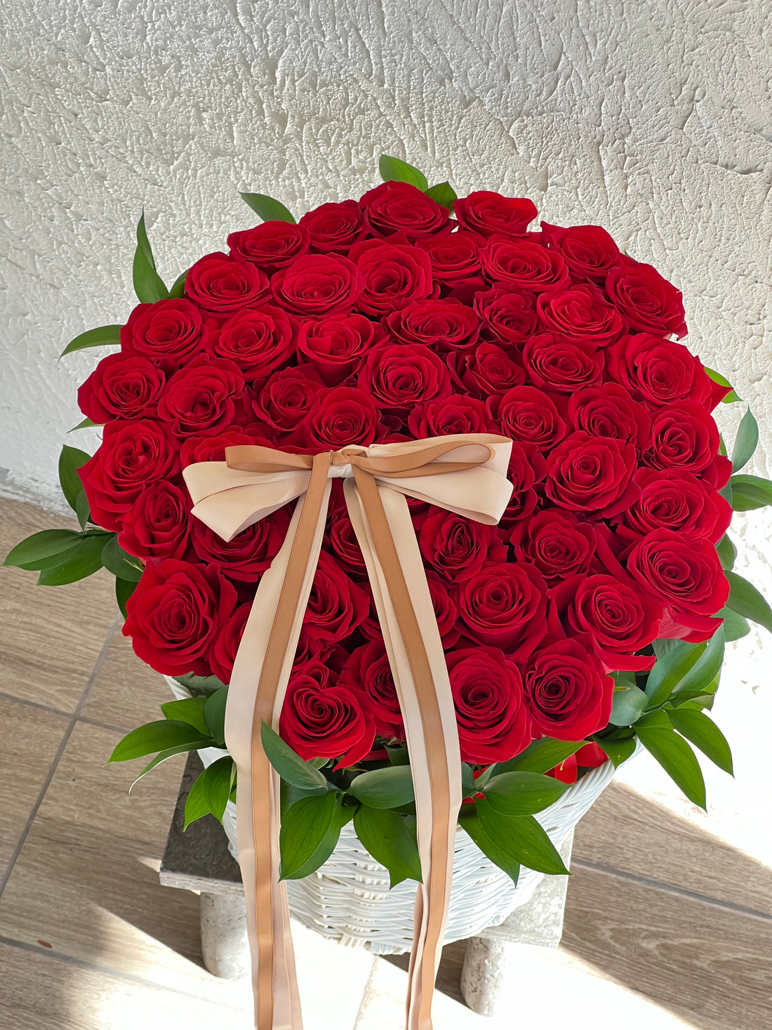 CESTA BLANCA DE 52 ROSAS ROJAS