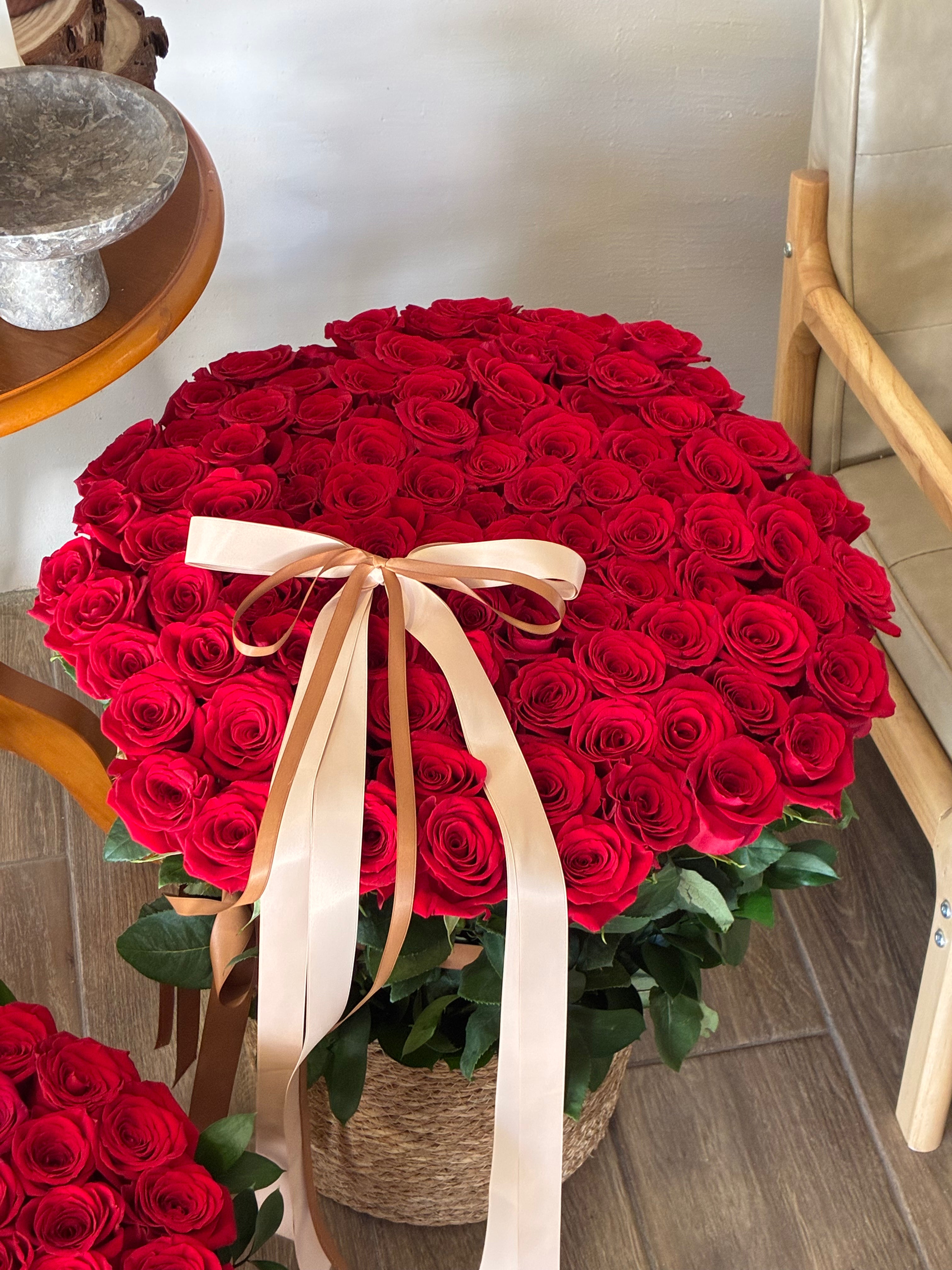 CANASTA DE 99 ROSAS ROJAS