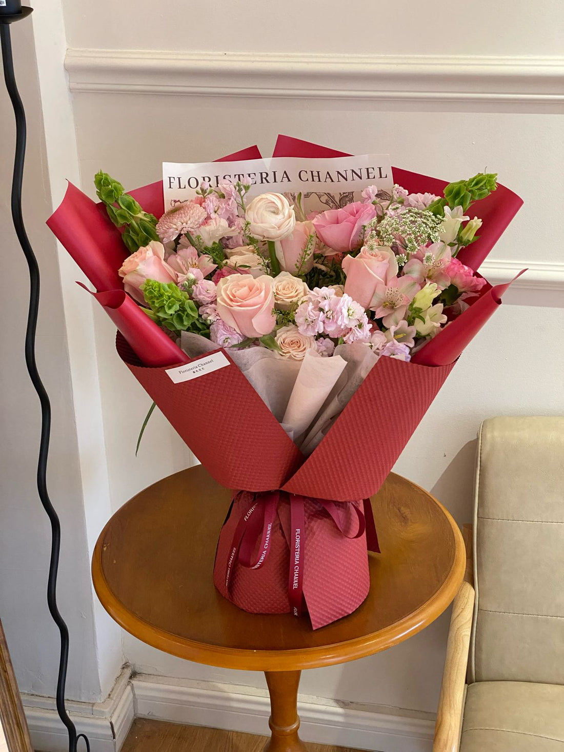 Mix de flores con envoltura roja