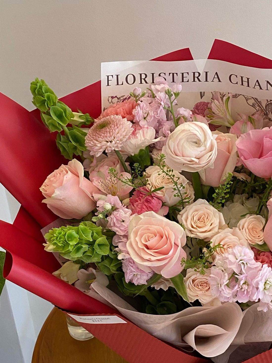 Mix de flores con envoltura roja