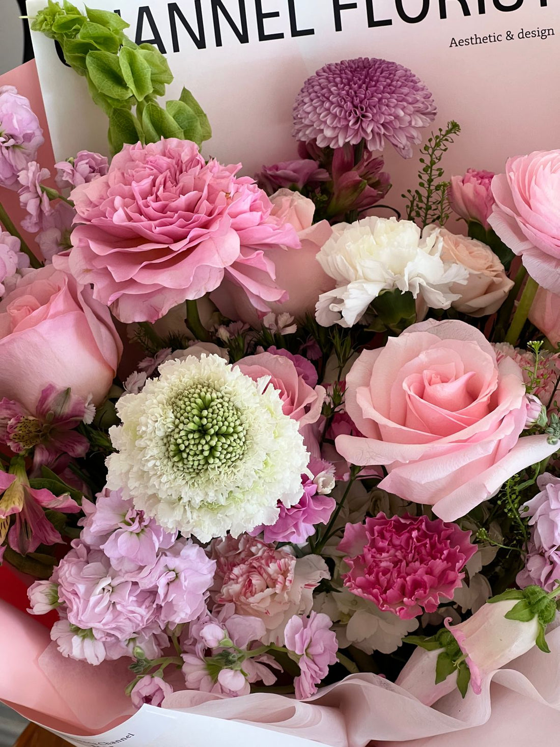 Mix flowers con envoltura rosada
