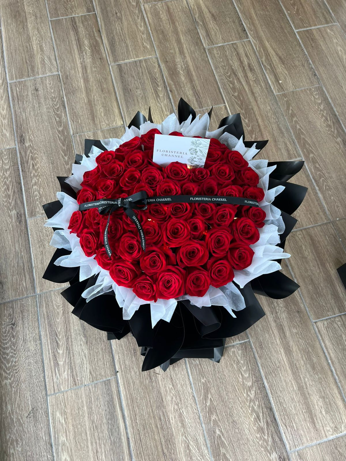 Ramo 99 rosas envoltura negra